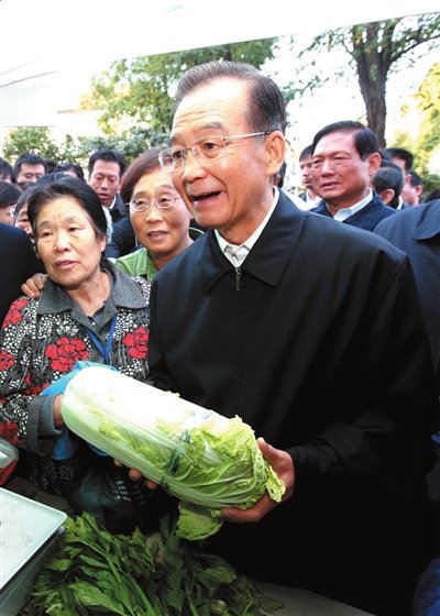 溫家寶考察蔬菜直銷市場 強調(diào)降低流通費用