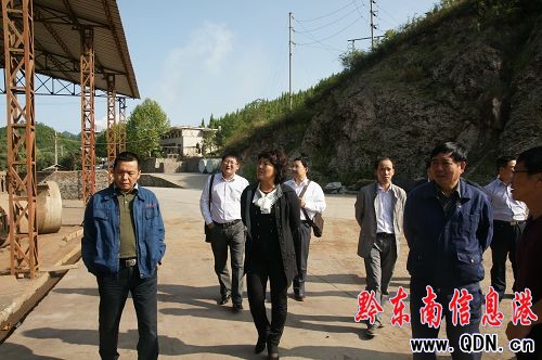 臺(tái)江縣委書記戚詠梅深入工業(yè)園區(qū)等地調(diào)研