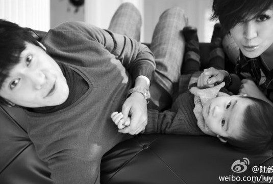 陸毅微博曬三歲女兒蘿莉照片(組圖)