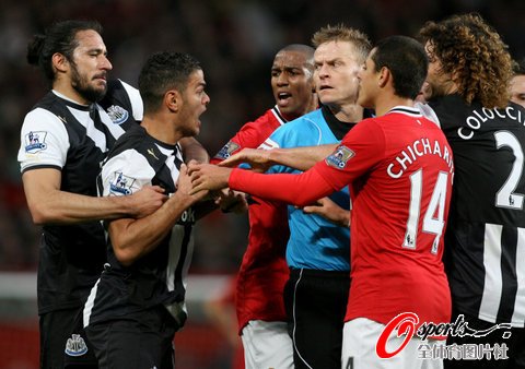 英超-曼聯(lián)主場(chǎng)遭罕見爭(zhēng)議點(diǎn)球 1-1平10人紐卡