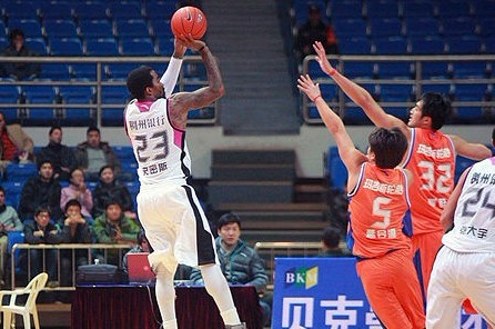 JR從張兆旭手中搶制勝籃板 砍35分演繹折疊暴扣