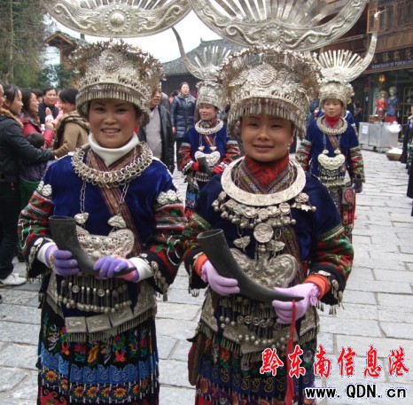 Ԫ��С�L�ٵ�һ����ɽ�������λ𱬣��D��