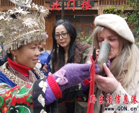 Ԫ��С�L�ٵ�һ����ɽ�������λ𱬣��D��