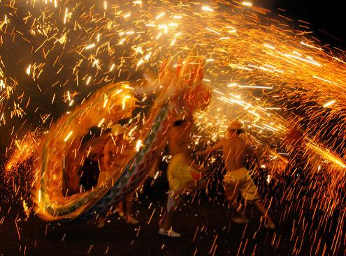 追尋習(xí)俗送祝福 鎮(zhèn)遠(yuǎn)古鎮(zhèn)元宵節(jié)慶游(圖)