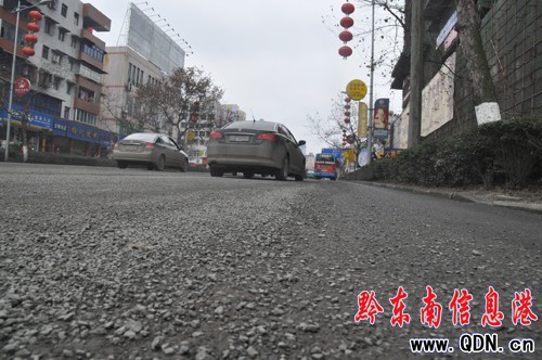凱里部分道路才鋪油就飛起沙石(圖)