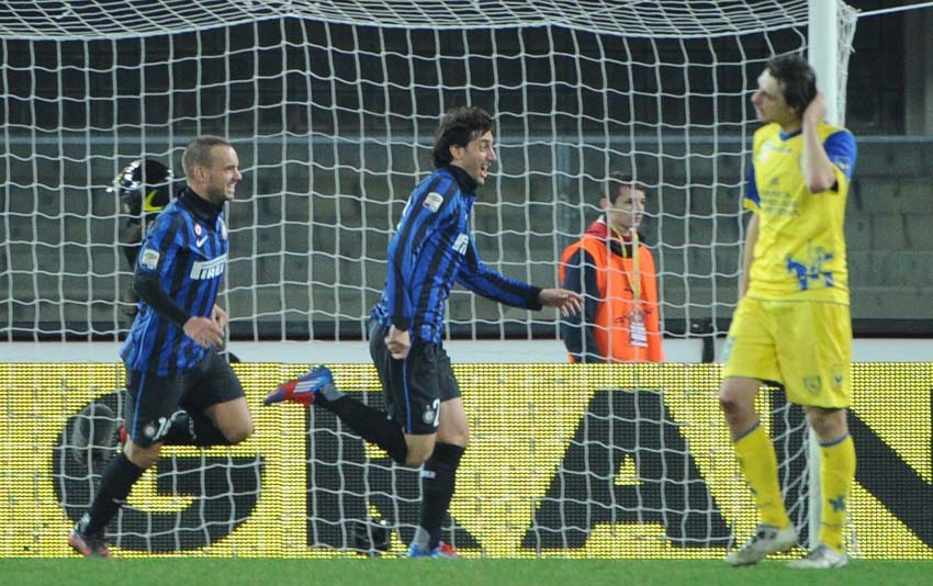 北京時(shí)間3月10日凌晨,意甲聯(lián)賽第27輪先戰(zhàn)一場(chǎng),困境中的國(guó)際米蘭奔赴客場(chǎng)挑戰(zhàn)切沃,米利托點(diǎn)球不中,斯內(nèi)德的打門被橫梁拒絕,國(guó)米苦戰(zhàn)90分鐘在終場(chǎng)前由薩穆埃爾打開僵局,米利托錦上添花,最終國(guó)米2-0力克切沃。圖為米利托終場(chǎng)前進(jìn)球后慶祝。