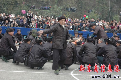 和諧的龍額村邊界“河歌春社節”(組圖)