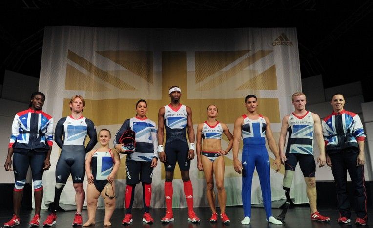 ���ӂ��؊W�\�������W����Ӣ���x�ֵ��\�����b22�Ռ���l(f��)����Ӣ�������ĕr�b�OӋ�����ך��x��꠳ɆT���_�����������Ů��˹���������������H���OӋ�����bͻ����Ӣ�������{���ס��t��ɫ���ں��ˬF(xi��n)��Ԫ�أ���Ӣ���Wί���Q�顰����(chu��ng)�ġ��͡���õġ��\�����b��
����\�ӆT���_��Ӱ