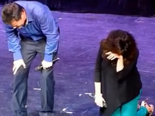 52歲女歌手演唱會意外出糗 爆笑致小便失禁(圖)