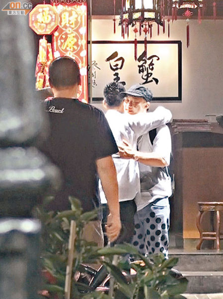 陳奕迅和余文樂擁抱不肯離開。