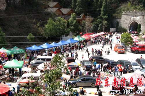 “三月三”: 兩萬游客樂翻云臺山(圖)