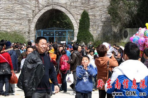 “三月三”: 兩萬游客樂翻云臺山(圖)