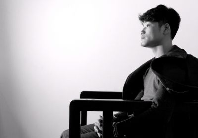 3月28日晚,“90后”梁立輝坐在警方詢問室里,他的發型很特別,很潮,因為他學過美發。他來長沙,本想來找份工作,結果夢想破滅了。圖/記者沈榮華