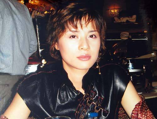 ���˷��J��·Ů�ϰ���丸���y�н�1000�f