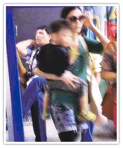 張柏芝帶兒子泰國看動物 愛心泛濫輕摸小粉絲