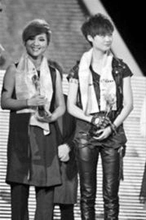 李宇春周筆暢七年后再同臺 摟腰攜手秀親密(圖)