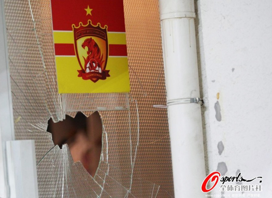 2012��4��8�գ��г���5݆��һ��(ch��ng)��ِ�У��������(ch��ng)��(du��)��F���˺͡��ϰ��(ch��ng)�F���(du��)����˹�����(du��)���L(zh��ng)���ڽ��^(q��)��(n��i)���(zh��n)���֣�˦�_(k��i)��¡ŭ�����T(m��n)���˺󲻾ã��H�H����26�����ı�¡��������䨓Q�¡��ڻص����(du��)��Ϣ�ҵ�·;�У���¡�O�䲻�M��һȭ��������Ϣ���T(m��n)�Ĳ�����Ȼ�󼤄�(d��ng)�����M(j��n)����Ϣ�ҡ��D�鱻����Ĳ�����