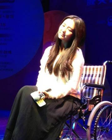 何潔坐輪椅出席網(wǎng)絡(luò)演唱會 稱“太二”摔成骨裂