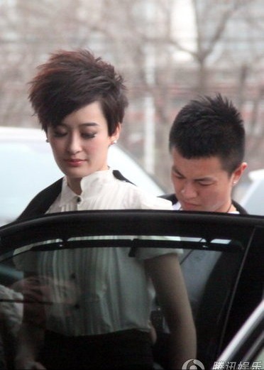 曾軼可中性裝現身酒店 讓男助理調整內衣