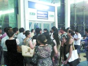 14日晚,重慶江北機場東航服務臺,乘客正與柜臺人員交涉。李圣明供圖