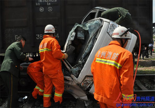 消防官兵正在施救