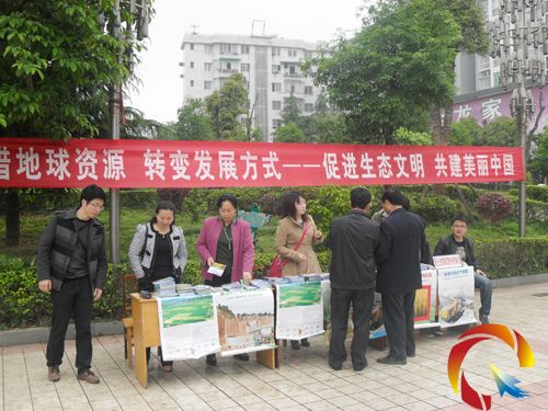 圖為工作人員在發放宣傳資料