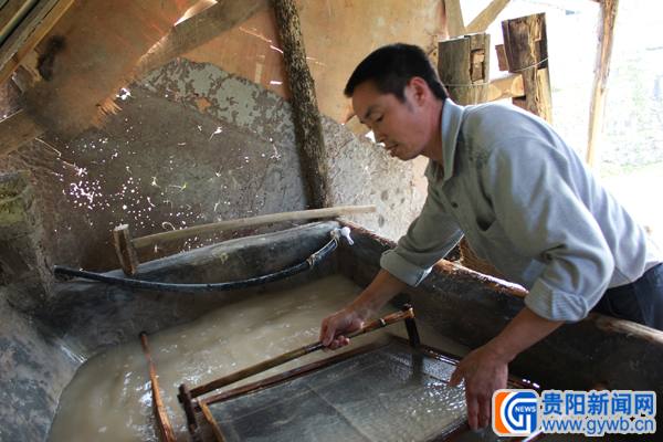 岑鞏:傳承千年的古法造紙 當(dāng)?shù)匾褌?1世人