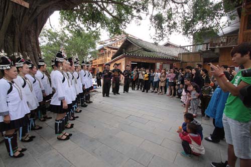 小長(zhǎng)假榕江三寶侗寨游人如織 “醉倒”4000游客