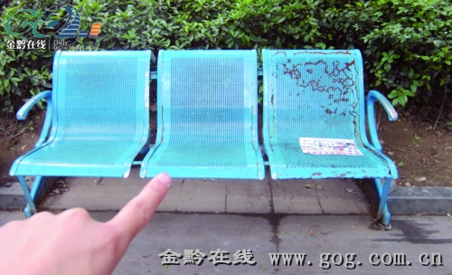 公園座椅上有個女嬰在哭