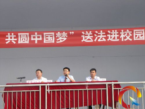 圖為吳章義法官在生動宣講青少年法律知識