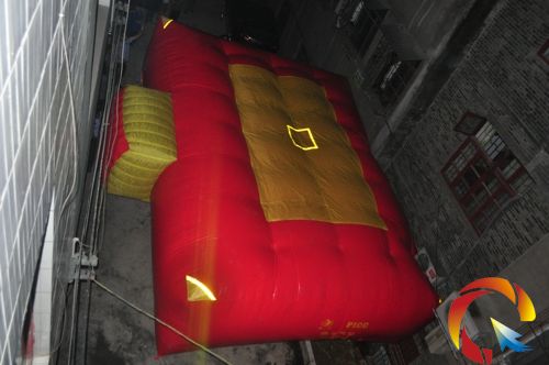 鋪設好的救生氣墊