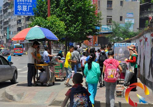 放學了,“小吃街”陸續有學生光顧