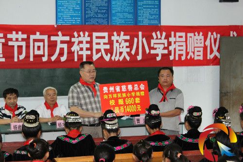 圖為省人大原副主任、省慈善總會會長楊序順給學校捐贈現場