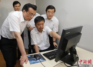 李克強考察光伏企業 詢問“這兩個月能挺得住嗎”