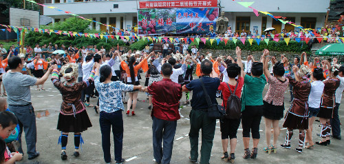 圖為游客與群眾共跳踩堂舞
