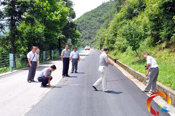 抽查病害路面修補質量