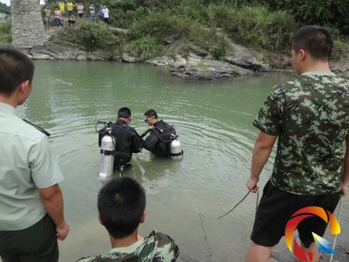 消防官兵下河搜救