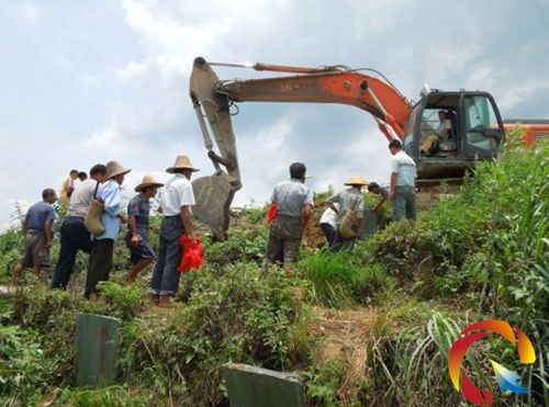 臨時(shí)征地拆遷領(lǐng)導(dǎo)小組協(xié)調(diào)挖土機(jī)幫助被征拆村民遷移祖墳