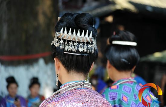 盛裝打扮的苗族村民在觀看苗歌對唱