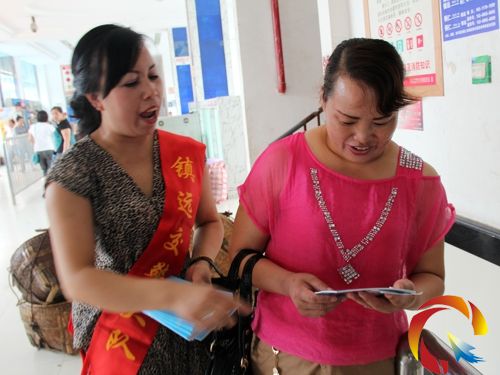 邱孟平在發放交通安全宣傳資料