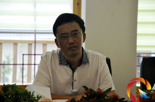 省文產(chǎn)辦副主任、多彩貴州文化產(chǎn)業(yè)發(fā)展中心主任袁華聽取各方意見