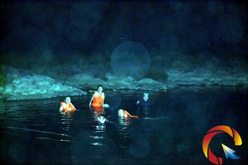 消防官兵冒雨搜救