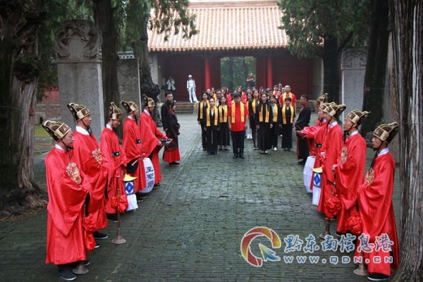 張晉導師帶領百余愛能平臺教育人在尼山孔廟取土取圣水