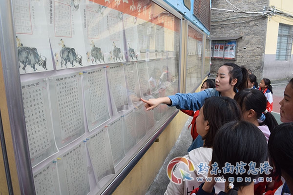 師生在課間觀賞學生優秀書法作品