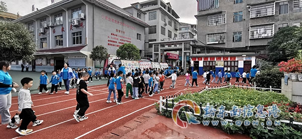 參觀校園環(huán)境