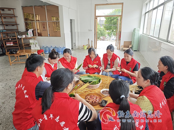 圖1:大家圍桌而坐歡聚一堂