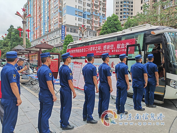 消防隊員在排隊等待獻血