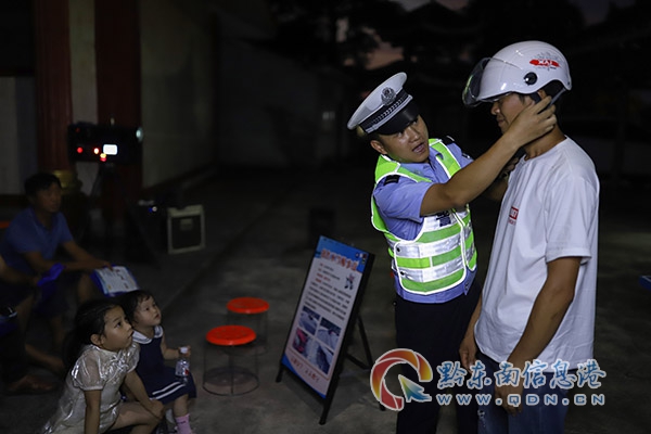 向村民演示安全頭盔的佩戴