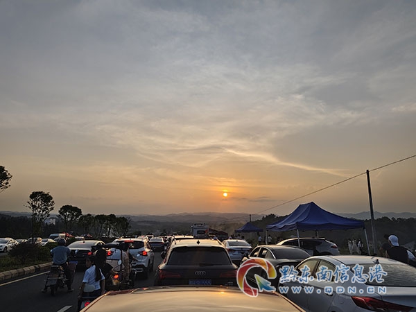 游客到黎平世紀大道“網紅打卡點”(楊再新供圖)